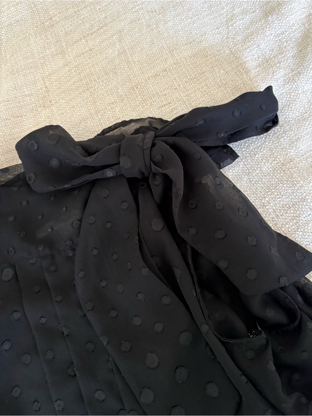 Banana Republic Black Sleeveless Swiss Dot Tie-Neck Blouse Size 8 - Picture 5 of 6